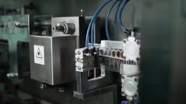 İlaçları ampullere veya test tüplerine dökmek için otomatik makine.