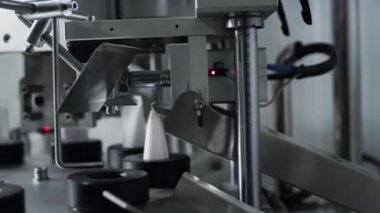 Kozmetik ya da ilaç üretimi. Kozmetik veya ilaç üretimi.