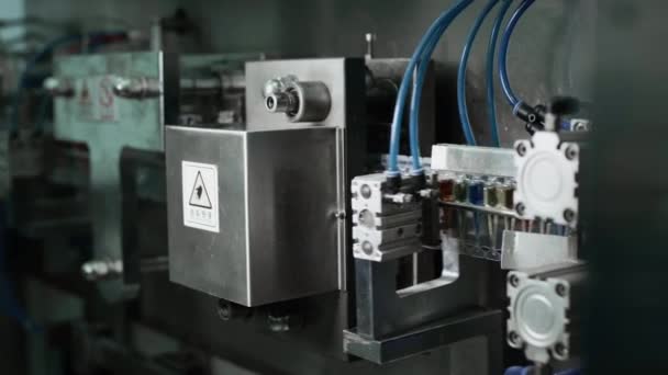 Máquina automática para despejar medicamentos em ampolas ou tubos de ensaio. — Vídeo de Stock