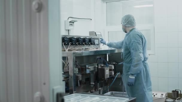 Grande indústria farmacêutica. Cria medicamentos para farmácias em laboratório — Vídeo de Stock