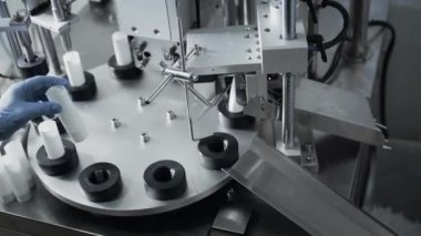 Kozmetik ya da ilaç üretimi. Kozmetik veya ilaç üretimi.