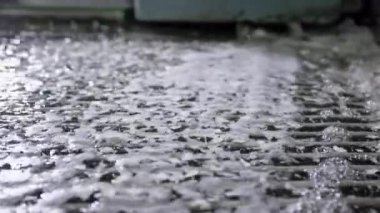Plastik ve polimer parçacıkları için çamaşır makinesi.