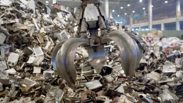 Escavadora de sucata pega lixo de um monte em um aterro sanitário — Vídeo de Stock