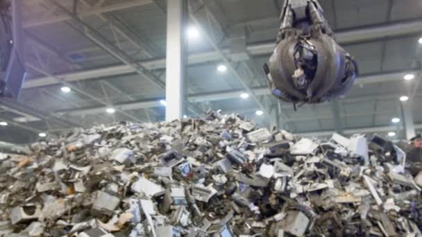 Excavadora de chatarra recoge basura de un montón en un vertedero — Vídeos de Stock