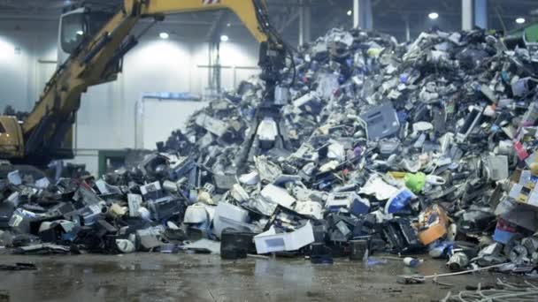 Graafmachine klauw grijpt afval op een hoop op een stortplaats — Stockvideo