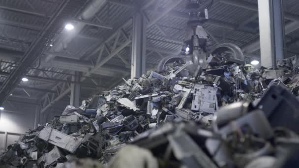 Schroot Yard Graafmachine raapt afval op van een hoop afval op een stortplaats — Stockvideo