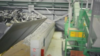 Backhoe Yükleyici veya Kazıcı küçük plastik parçacıklarını kova ile alır.