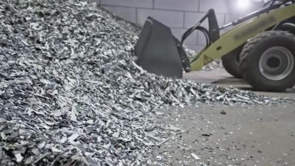 Backhoe Loader eller grävmaskin tar små plastpartiklar med skopa — Stockvideo