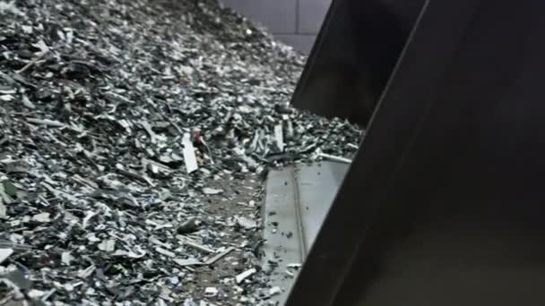 O Backhoe Loader ou Escavadeira leva pequenas partículas de plástico com balde — Vídeo de Stock