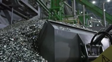 Backhoe Yükleyici veya Kazıcı küçük plastik parçacıklarını kova ile alır
