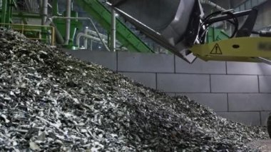 Backhoe Yükleyici veya Kazıcı küçük plastik parçacıklarını kova ile alır