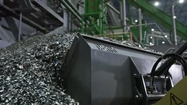 El retrocargador o excavadora toma pequeñas partículas de plástico con cubo — Vídeos de Stock