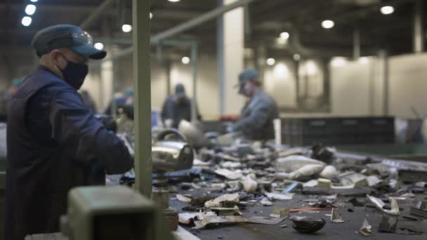 Mannelijke werknemers sorteren en recycleren elektronisch afval en schroot — Stockvideo