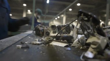 Erkek işçiler elektronik atıkları ve hurda metalleri ayırıp geri dönüştürüyorlar