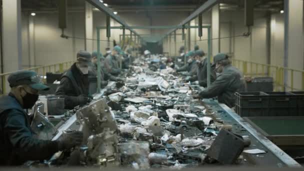 Работники мужского пола сортируют и перерабатывают электронные отходы и металлолом — стоковое видео