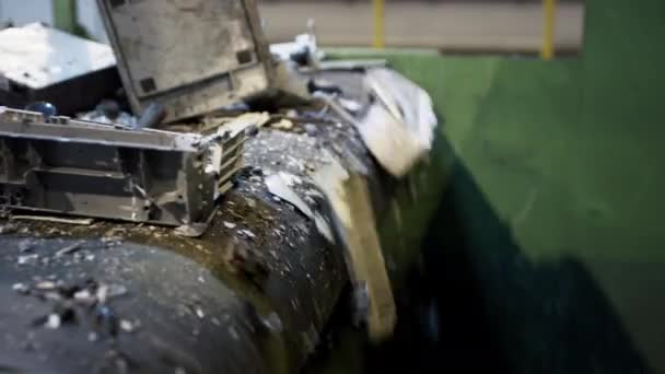 Kunststof en polymeer huishoudelijk afval valt van de transportband — Stockvideo