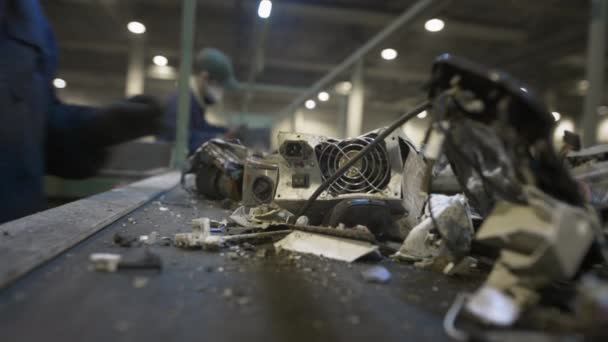 Erkek işçiler elektronik atıkları ve hurda metalleri ayırıp geri dönüştürüyorlar — Stok video