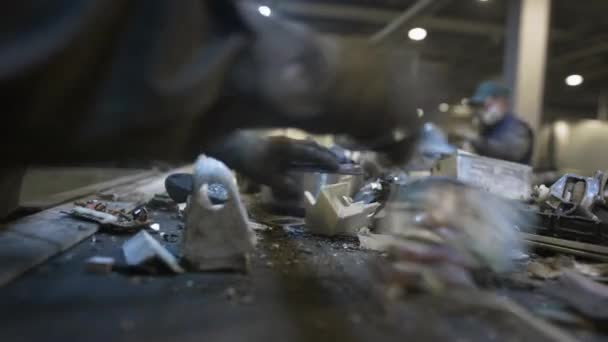 Bir erkek işçi elektronik atıkları ve hurda metalleri ayırıp geri dönüştürüyor — Stok video