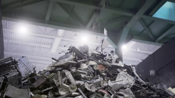 Residuos domésticos de plástico y polímero caen en el montón de basura. — Vídeo de stock