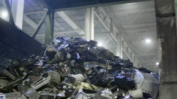 Plastic en polymeer huishoudelijk afval valt in de vuilnishoop. — Stockvideo