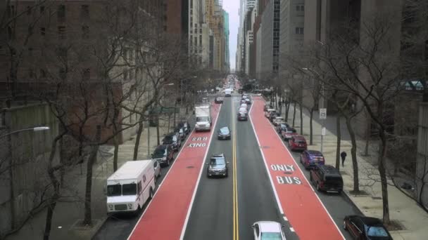 NUEVA YORK - 01 ABR 2021: New York City Road, Manhattan. Los coches conducen por la avenida durante el día. Nueva York — Vídeo de stock