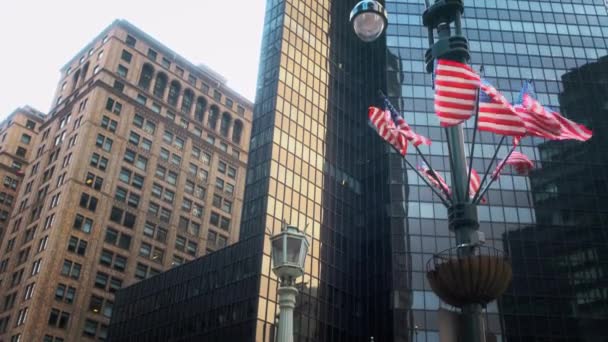 Bandeira dos EUA. Bandeiras americanas em um poste de lâmpada de rua — Vídeo de Stock