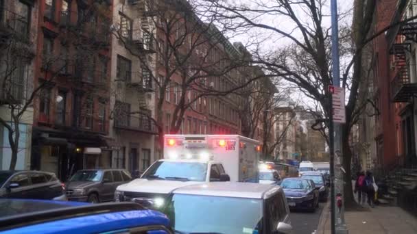 NUEVA YORK - 04.04.2021: Una ambulancia en una calle de Nueva York durante el día. — Vídeos de Stock
