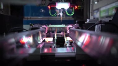 Elektronik panoların teşhisi ve üretimi için otomatik makine