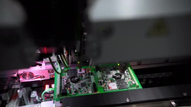 Máquina automática para diagnóstico de placas eletrônicas, produção — Vídeo de Stock