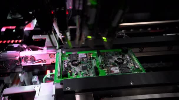 Máquina automática para el diagnóstico de tableros electrónicos, producción — Vídeos de Stock