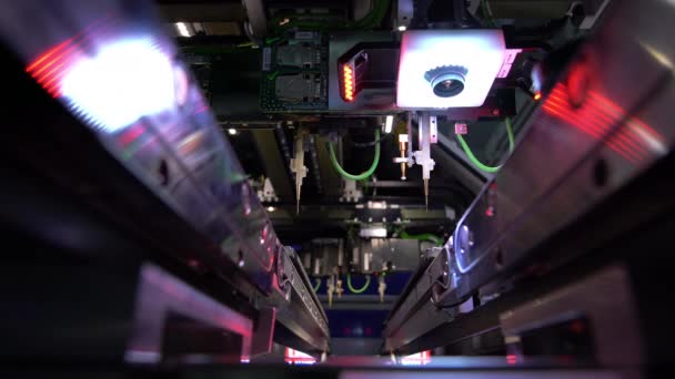 Automatische machine voor diagnostiek van elektronische platen, productie — Stockvideo