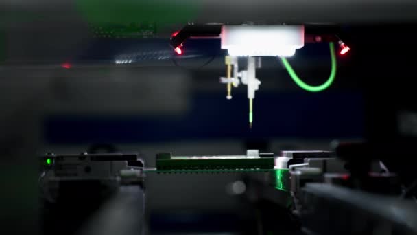 Machines voor het automatisch testen van elektronische platen. — Stockvideo
