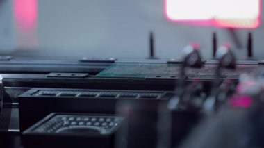 Elektronik bir panoya otomatik bileşenlerin kurulumu için makine.