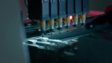 Elektronik bir panoya otomatik bileşenlerin kurulumu için makine.