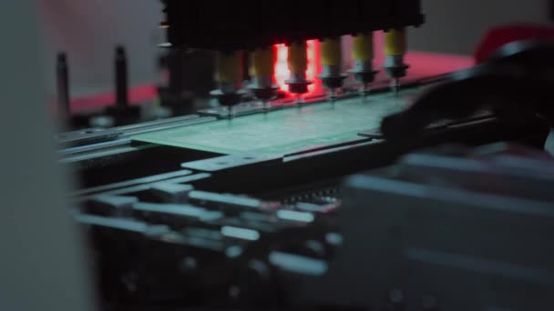 Maschine zur automatischen Montage von Komponenten auf einer elektronischen Platine. — Stockvideo
