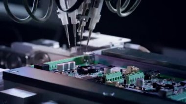 Elektronik devre kartları, bileşenlerin üretimi ve kurulumu