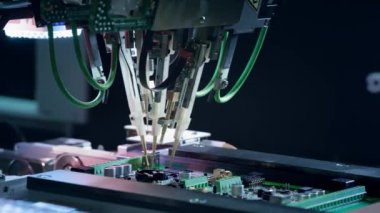 Elektronik devre kartları, bileşenlerin üretimi ve kurulumu