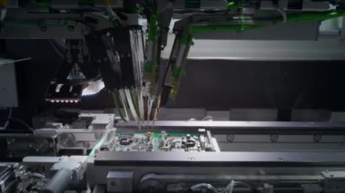 Baskılı devre kartı üretim fabrikası. Tahta monte ediliyor.