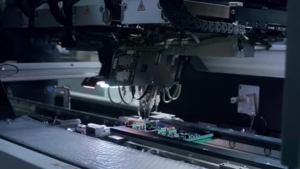 Herstellung elektronischer Leiterplatten, Installation von SMD — Stockvideo