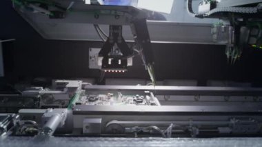 Baskılı devre kartı üretim fabrikası. Tahta monte ediliyor.