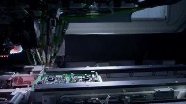 Baskılı devre kartı üretim fabrikası. Tahta monte ediliyor.