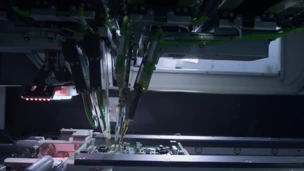 Fábrica de produção de placas de circuito impresso. Montagem da placa. — Vídeo de Stock
