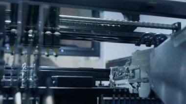 Bilgisayar devre kartının montajı: iş sırasında otomatik SMD seçim ve yerleştirme makinesi.