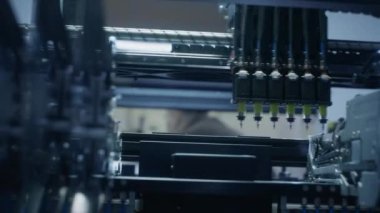 Bilgisayar devre kartının montajı: iş sırasında otomatik SMD seçim ve yerleştirme makinesi.