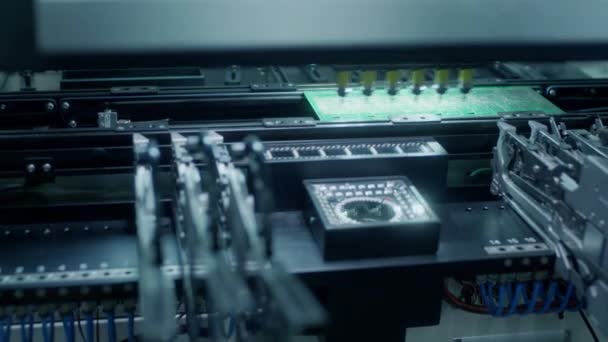 Bilgisayar devre kartının montajı: iş sırasında otomatik SMD seçim ve yerleştirme makinesi. — Stok video