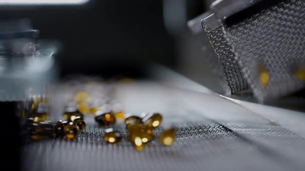 Capsules de gélatine d'huile de poisson dans la production de vitamines et de médicaments — Video