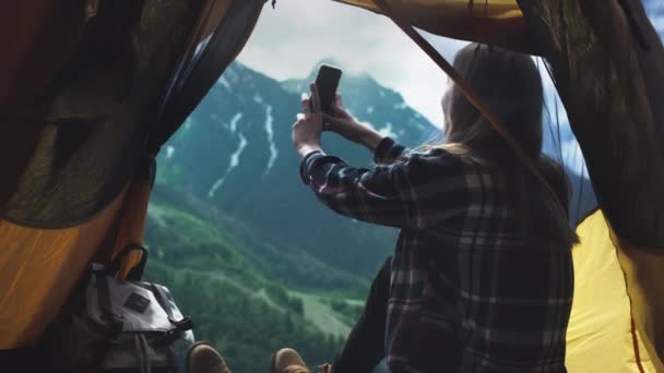 Mladá holka blogger používá smartphone pro selfie v horách. Tvorba obsahu pro sociální sítě a blog — Stock video