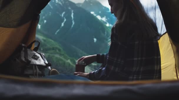 Jeune fille randonneuse utilise un sachet de thé dans les montagnes. Thé buvant à l'extérieur d'un thermos — Video