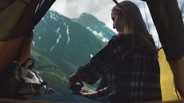 등산을 하는 한 소녀는 산에 있는 보온병에서 차를 마신다. 야외에서 차를 마시는 모습 — 비디오