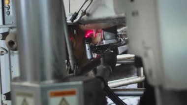 Kırmızı lazer, süt pompalamak ya da emmek için ineğin memesini tarar. İnek sağmak için otomatik makine robotu